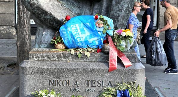 11.07.2023., Zagreb - Samo dan nakon sto je obiljezena obljetnica rodjenja Nikole Tesle, spomenik velikom izumitelju u centru Zagreba osvanuo je "ukrasen" smecem. Zasto je to trebalo napraviti vjerojetno ce i sam sebi tesko objasniti onaj tko je to ucinio. Photo: Patrik Macek/PIXSELL