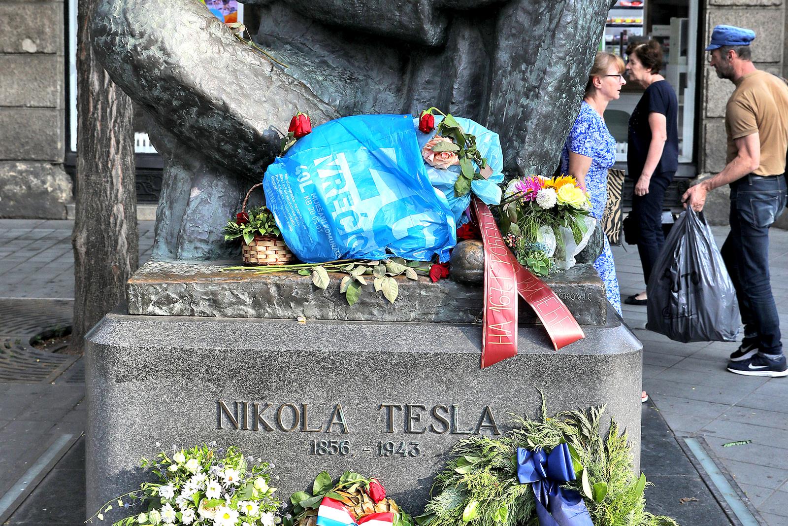 11.07.2023., Zagreb - Samo dan nakon sto je obiljezena obljetnica rodjenja Nikole Tesle, spomenik velikom izumitelju u centru Zagreba osvanuo je "ukrasen" smecem. Zasto je to trebalo napraviti vjerojetno ce i sam sebi tesko objasniti onaj tko je to ucinio. Photo: Patrik Macek/PIXSELL