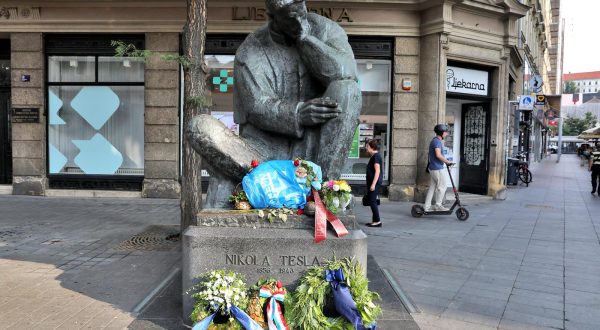 11.07.2023., Zagreb - Samo dan nakon sto je obiljezena obljetnica rodjenja Nikole Tesle, spomenik velikom izumitelju u centru Zagreba osvanuo je "ukrasen" smecem. Zasto je to trebalo napraviti vjerojetno ce i sam sebi tesko objasniti onaj tko je to ucinio. Photo: Patrik Macek/PIXSELL