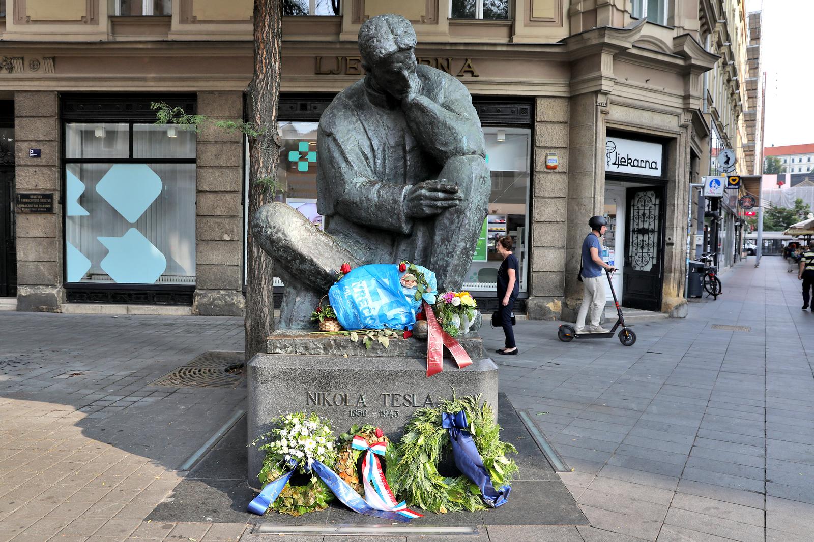 11.07.2023., Zagreb - Samo dan nakon sto je obiljezena obljetnica rodjenja Nikole Tesle, spomenik velikom izumitelju u centru Zagreba osvanuo je "ukrasen" smecem. Zasto je to trebalo napraviti vjerojetno ce i sam sebi tesko objasniti onaj tko je to ucinio. Photo: Patrik Macek/PIXSELL