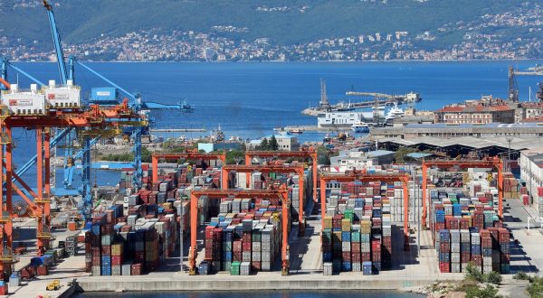 11.09.2022., Rijeka - Teretni brod za prijevoz kontejnera Maersk Havana prekrcava kontejnere na kontejnerskom ternimalu rijecke luke na Brajdici. 
  Photo: Goran Kovacic/PIXSELL
