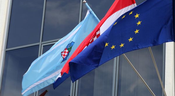 12.01.2016., Rijeka - Zastave Primorsko goranske Zupanije, Republike Hrvatske i Europske unije na zgradi zupanije PGZ. "nPhoto: Goran Kovacic/PIXSELL