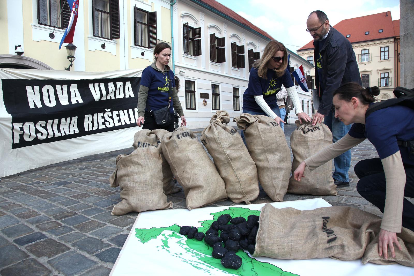 28.03.2012., Zagreb - Aktivisti Zelene akcije prosvjedovali su danas na Markovom trgu protiv gradnje termoelektrane na ugljen.r"n Photo: Patrik Macek/PIXSELL
