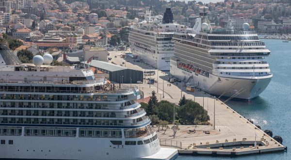 12.04.2023., Luka Gruz, Dubrovnik - Danas su u grusku luku uplovila tri kruzera. Photo: Grgo Jelavic/PIXSELL