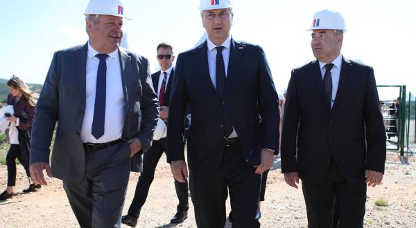 12.05.2023., Obrovac - Predsjednik Vlade RH, Andrej Plenkovic, i predsjednik Uprave HEP-a, Frane Barbaric, svecano pustili u rad suncanu elektranu Obrovac, koja je s instaliranom snagom od 8,7 MW i prikljucnom od 7,35 MW trenutacno najveca suncana elektrana u Hrvatskoj u komercijalnom pogonu. Photo: Sime Zelic/PIXSELL