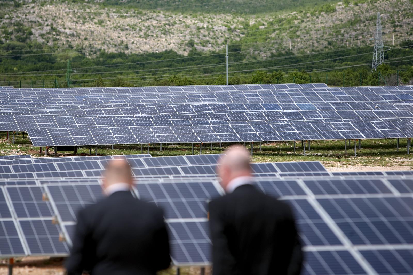 12.05.2023., Obrovac - Predsjednik Vlade RH i predsjednik Uprave HEP-a svecano pustili u rad suncanu elektranu Obrovac, koja je s instaliranom snagom od 8,7 MW i prikljucnom od 7,35 MW trenutacno najveca suncana elektrana u Hrvatskoj u komercijalnom pogonu Photo: Sime Zelic/PIXSELL
