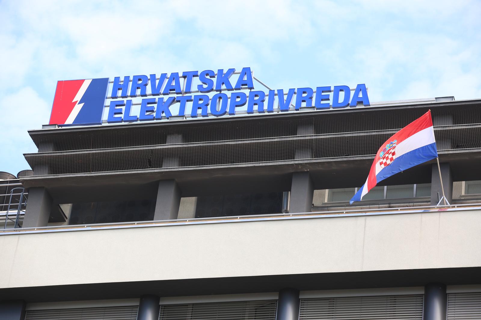 12.07.2022., Zagreb -  Zelena akcija je prigodnim performansom ispred zgrade HEP-a ukazala na veliki trosak zbog emisije ugljicnog dioksida iz termoelektrane, te zatrazila zatvaranje termoelektrane Plomin 2 u iducih nekoliko godina.  Photo: Lovro Domitrovic/PIXSELL