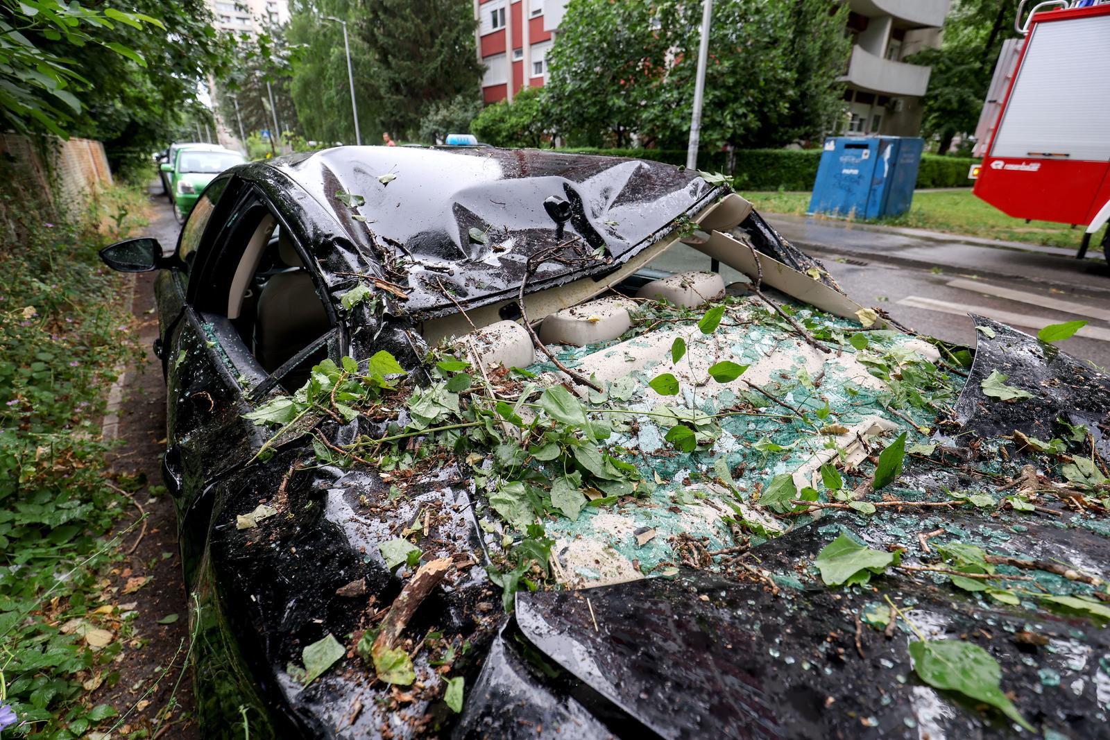 12.07.2023. Zagreb - Iznenadno nevrijeme u srijedu ujutro pogodilo je grad. Zagrebacki vatrogasci u samo sat vremena imali su 11 intervencija uklanjanja stabla. Photo: Igor Kralj/PIXSELL