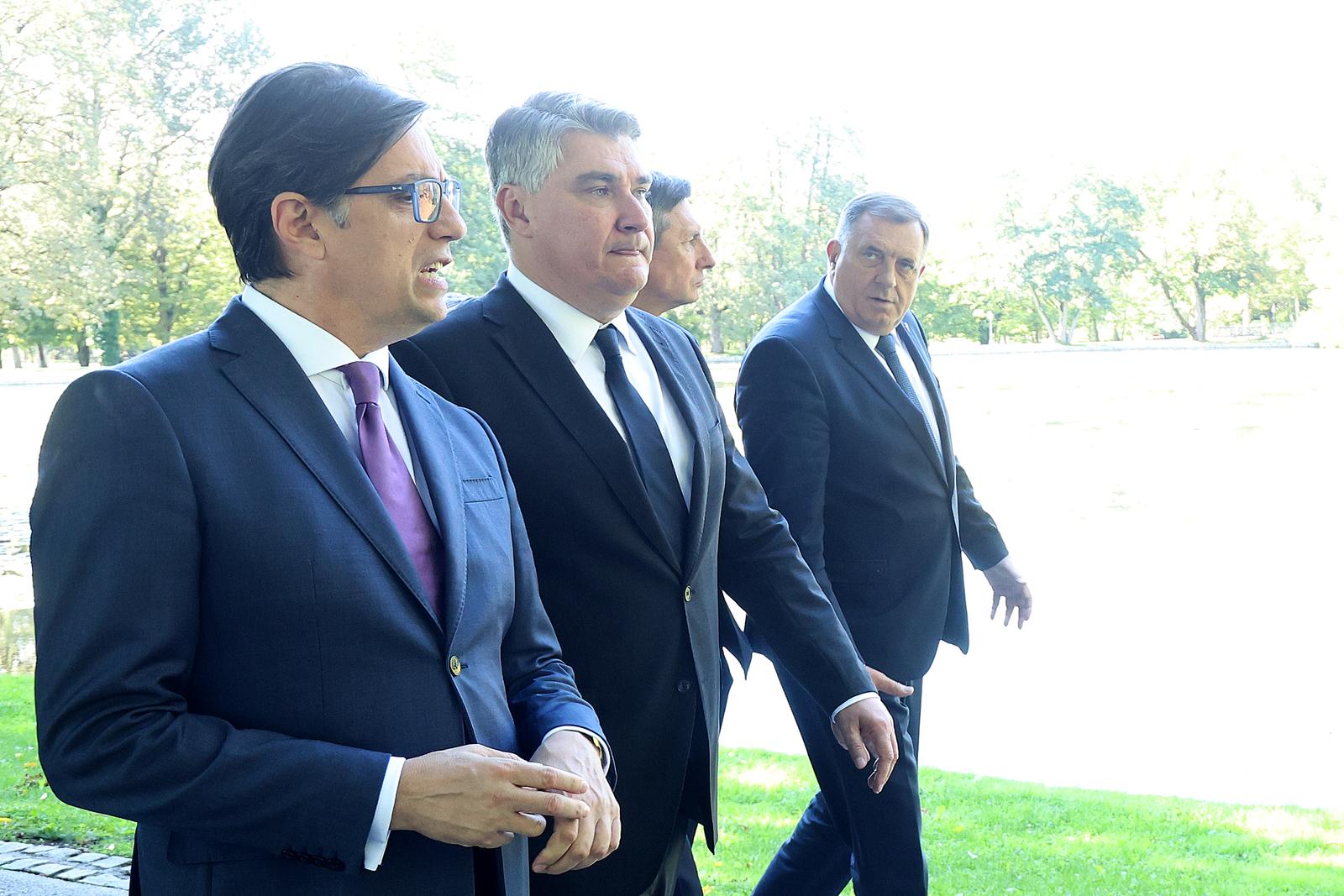 12.09.2022., Brdo kod Kranja, Slovenija - 11. godisnji sastanku na vrhu sefova drzava Procesa Brdo-Brijuni odrzao se u Brdu kod Kranja u Sloveniji. Predsjednik Republike Zoran Milanovic, kao supredsjedatelj, zajedno sa slovenskim predsjednikom Borutom Pahorom, bio je domacin sastanka. Uz domacine sastanku su prisistvovali i predsjednik Republike Albanije Bajram Begaj, clanovi Predsjednistva Bosne i Hercegovine Zeljko Komsic, Milorad Dodik i Sefik Dzaferovic, predsjednik Crne Gore Milo Djukanovic, predsjednica Republike Kosovo Vjosa Osmani, predsjednik Republike Sjeverne Makedonije Stevo Pendarovski i predsjednik Republike Srbije Aleksandar Vucic. Nakon sastanka i izjava sefovi drzava Procesa Brdo-Brijuni prosetali su uz jezero do Pacjeg otoka gdje je ispod satora odrzan rucak.   Photo: Goran Stanzl/PIXSELL