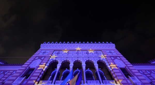 12.10.2022., Sarajevo, Bosna i Hercegovina - Povodom danasnje odluke Evropske komisije u kojoj se preporucuje dodjela kandidatskog statusa Bosni i Hercegovini, Vijecnica u Sarajevu osvijetljena je u bojama zastave Evropske unije.
 Photo: Armin Durgut/PIXSELL