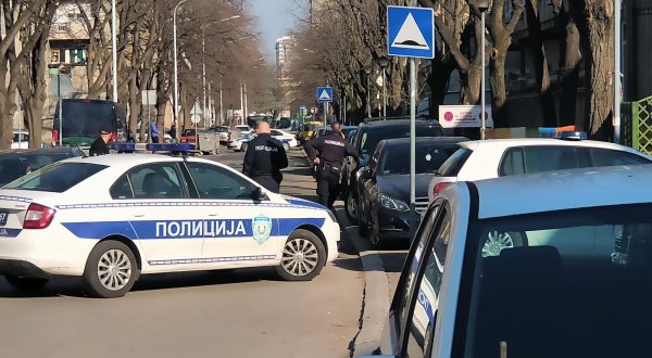 13, March, 2022, Belgrade - A bomb was found in Sremskih odreda Street in New Belgrade, near the Sevdah restaurant, a bomb was found under a Mercedes B class car, the police closed the street and a police team is waiting to deactivate the bomb. Photo: M.M./ATAImages  13, ozujak, 2022, Beograd  - U Ulici Sremskih odreda na Novom Beogradu, kod restorana Sevdah ispod automobila Mercedes B klase pronadjena je bomba. Policija je zatvorila ulicu i ceka se ekipa policije koja ce deaktivirati bombu. Photo: M.M./ATAImages Photo: M.M./ATAImages/PIXSELL