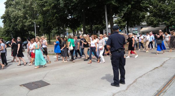 13.07.2023., Zagreb - Pravosudni djelatnici koji strajkaju prosvjedovali su ispred zgrade NSK u kojoj se odvijala sjednica Vlade RH Photo: Zeljko Hladika/PIXSELL