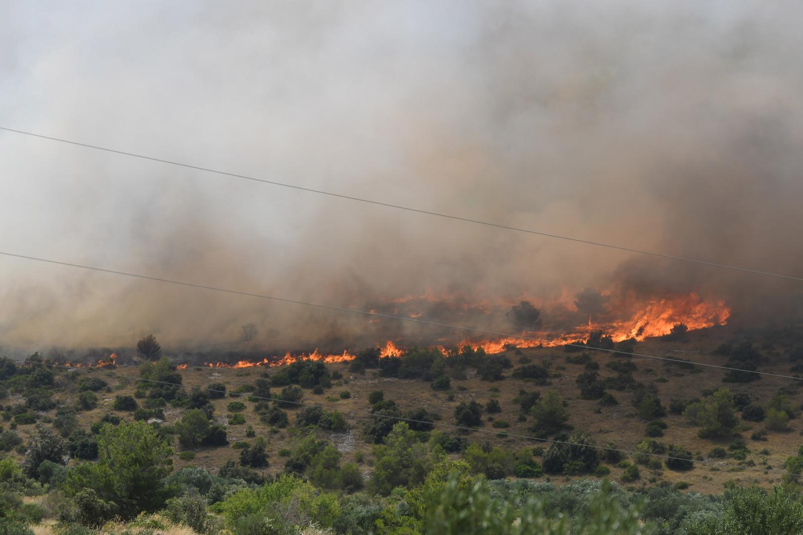 13.07.2023.,Sibenik - Izbio je pozar na otvorenom prostoru kod sela Gornjih Banjevaca u Grebastici. Na intervenciju su izasli 8 postrojbi s ukupno 12 vozila i 33 vatrogasaca. U pozaru sudjeluju i tri kanadera. Gasenje u tijeku Photo: Hrvoje Jelavic/PIXSELL