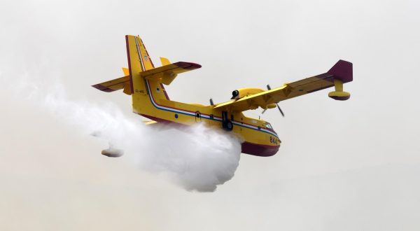 13.07.2023.,Sibenik - Izbio je pozar na otvorenom prostoru kod sela Gornjih Banjevaca u Grebastici. Na intervenciju su izasli 8 postrojbi s ukupno 12 vozila i 33 vatrogasaca. U pozaru sudjeluju i tri kanadera. Gasenje u tijeku Photo: Hrvoje Jelavic/PIXSELL
