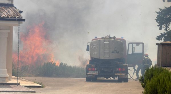 13.07.2023.,Sibenik - U gašenju požara otvorenog prostora koji je izbio na lokaciji Grebaštica u Šibensko-kninskoj županiji, trenutno sudjeluje 79 vatrogasaca sa 28 vatrogasnih vozila, Intervencijska vatrogasna postrojba Šibenik, 3 protupožarna zrakoplova Canadair CL-415, 2 protupožarna zrakoplova Air Tractor. Photo: Hrvoje Jelavic/PIXSELL
