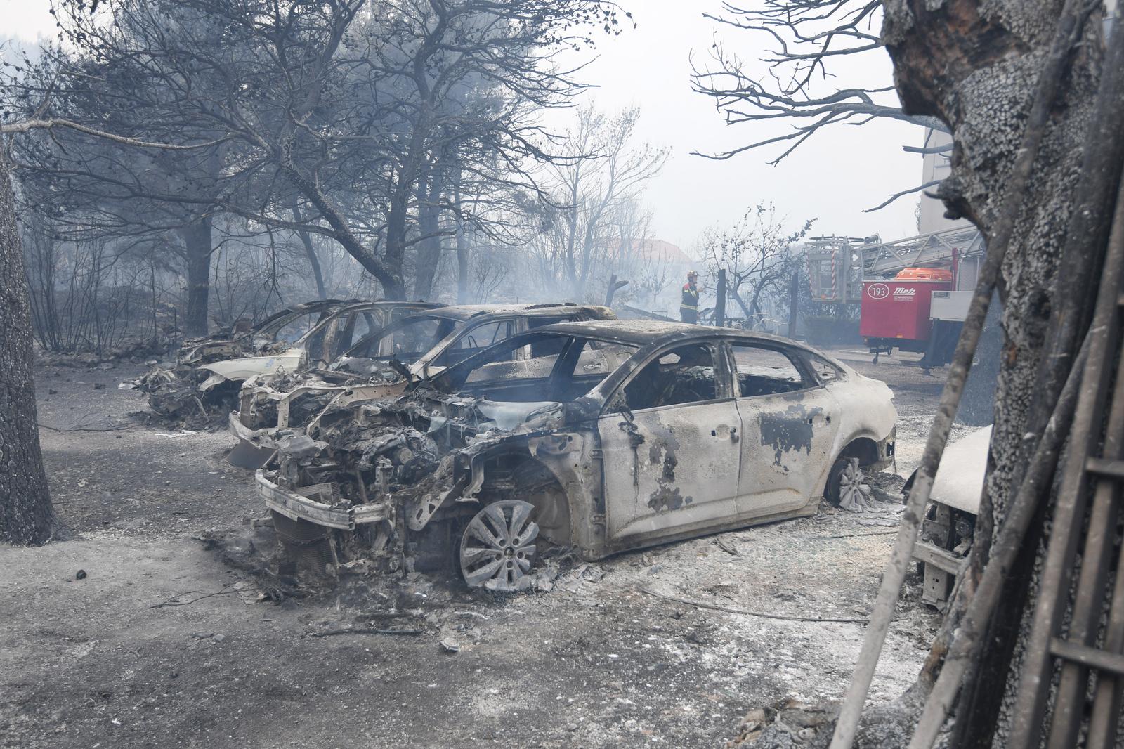 13.07.2023.,Sibenik - U gašenju požara otvorenog prostora koji je izbio na lokaciji Grebaštica u Šibensko-kninskoj županiji, trenutno sudjeluje 79 vatrogasaca sa 28 vatrogasnih vozila, Intervencijska vatrogasna postrojba Šibenik, 3 protupožarna zrakoplova Canadair CL-415, 2 protupožarna zrakoplova Air Tractor. Photo: Hrvoje Jelavic/PIXSELL