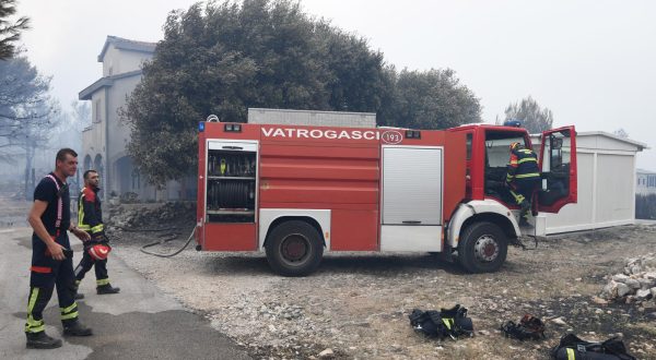 13.07.2023.,Sibenik - U gašenju požara otvorenog prostora koji je izbio na lokaciji Grebaštica u Šibensko-kninskoj županiji, trenutno sudjeluje 79 vatrogasaca sa 28 vatrogasnih vozila, Intervencijska vatrogasna postrojba Šibenik, 3 protupožarna zrakoplova Canadair CL-415, 2 protupožarna zrakoplova Air Tractor. Photo: Hrvoje Jelavic/PIXSELL