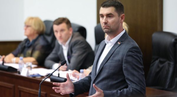 13.7.2023., Zagreb - 67. tematska sjednica Odbora za gospodarstvo odrzana je u dvorani Josipa Sokcevica, u Saboru. Na sjednicu su pozvani predstavnici Ministarstva gospodarstva i odrzivog razvoja, Hrvatske elektroprivrede d.d., PLINACRO-a d.o.o., Hrvatske energetske regulatorne agencije, Hrvatskog operatora trzista energije d.o.o.
Photo: Jurica Galoic/PIXSELL Photo: Jurica Galoic/PIXSELL