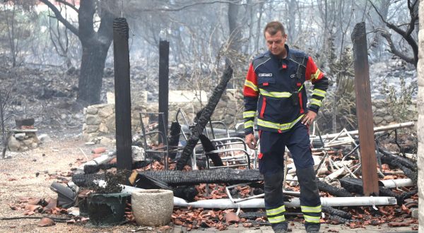 13.07.2023.,Sibenik - U gašenju požara otvorenog prostora koji je izbio na lokaciji Grebaštica u Šibensko-kninskoj županiji, trenutno sudjeluje 79 vatrogasaca sa 28 vatrogasnih vozila, Intervencijska vatrogasna postrojba Šibenik, 3 protupožarna zrakoplova Canadair CL-415, 2 protupožarna zrakoplova Air Tractor. Photo: Dusko Jaramaz/PIXSELL