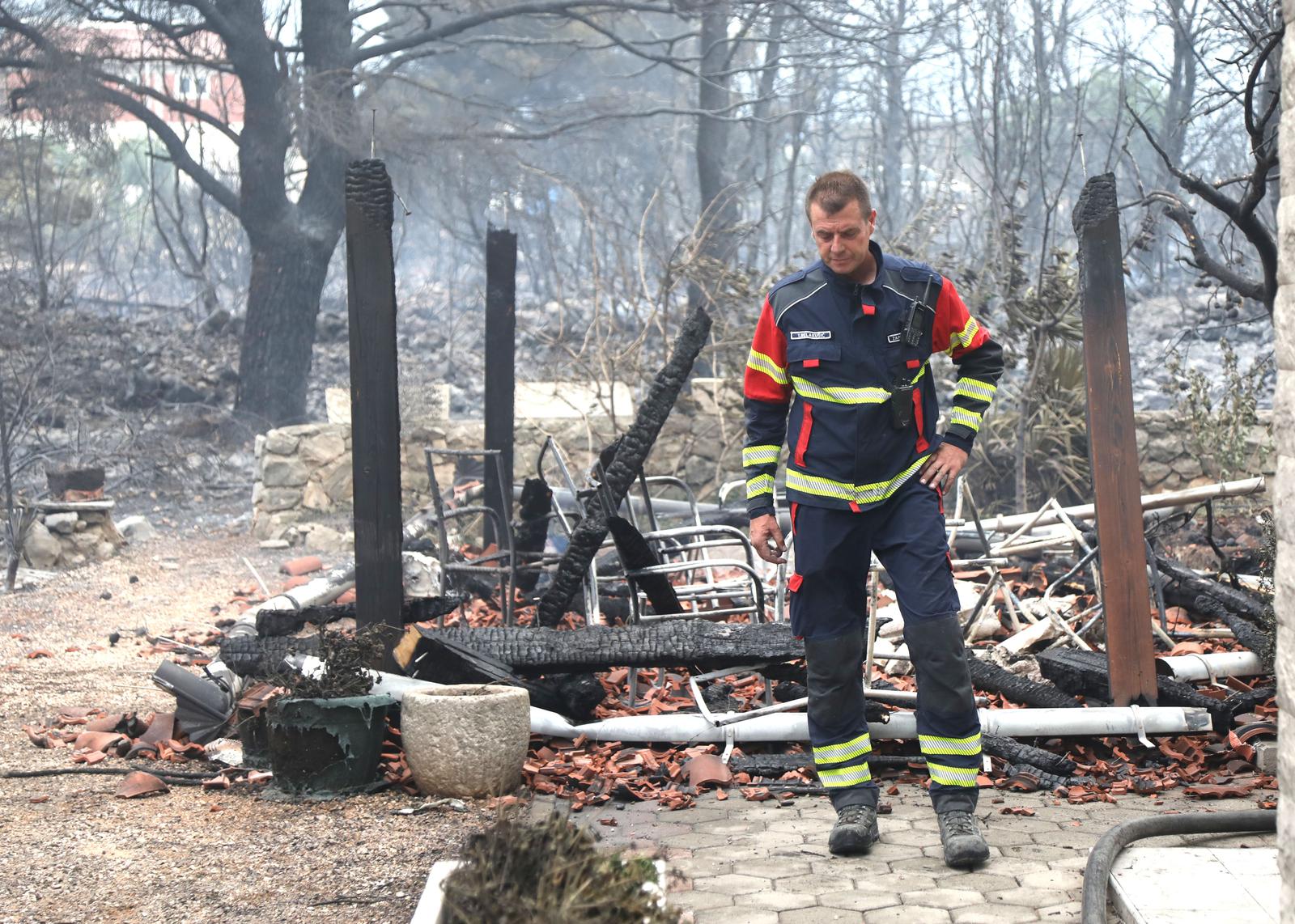 13.07.2023.,Sibenik - U gašenju požara otvorenog prostora koji je izbio na lokaciji Grebaštica u Šibensko-kninskoj županiji, trenutno sudjeluje 79 vatrogasaca sa 28 vatrogasnih vozila, Intervencijska vatrogasna postrojba Šibenik, 3 protupožarna zrakoplova Canadair CL-415, 2 protupožarna zrakoplova Air Tractor. Photo: Dusko Jaramaz/PIXSELL