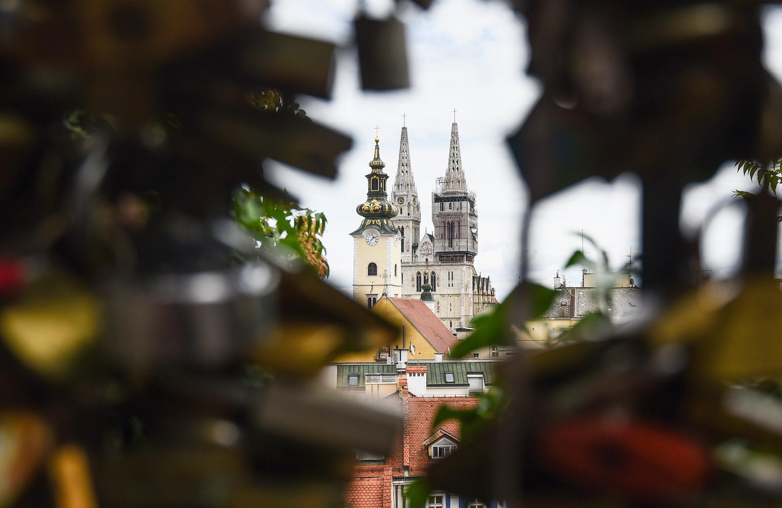 Zagreb: Pogled s Gornjeg grada kroz ljubavne lokote Photo: Neva Zganec/PIXSELL