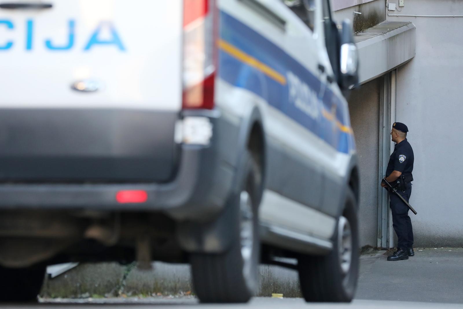13.09.2022., Zagreb - Policija, kriminalisticka policija i istrazitelji u pretresu garaznog prostora stambene zgrade u naselju Srednjaci. Photo: Jurica Galoic/PIXSELL