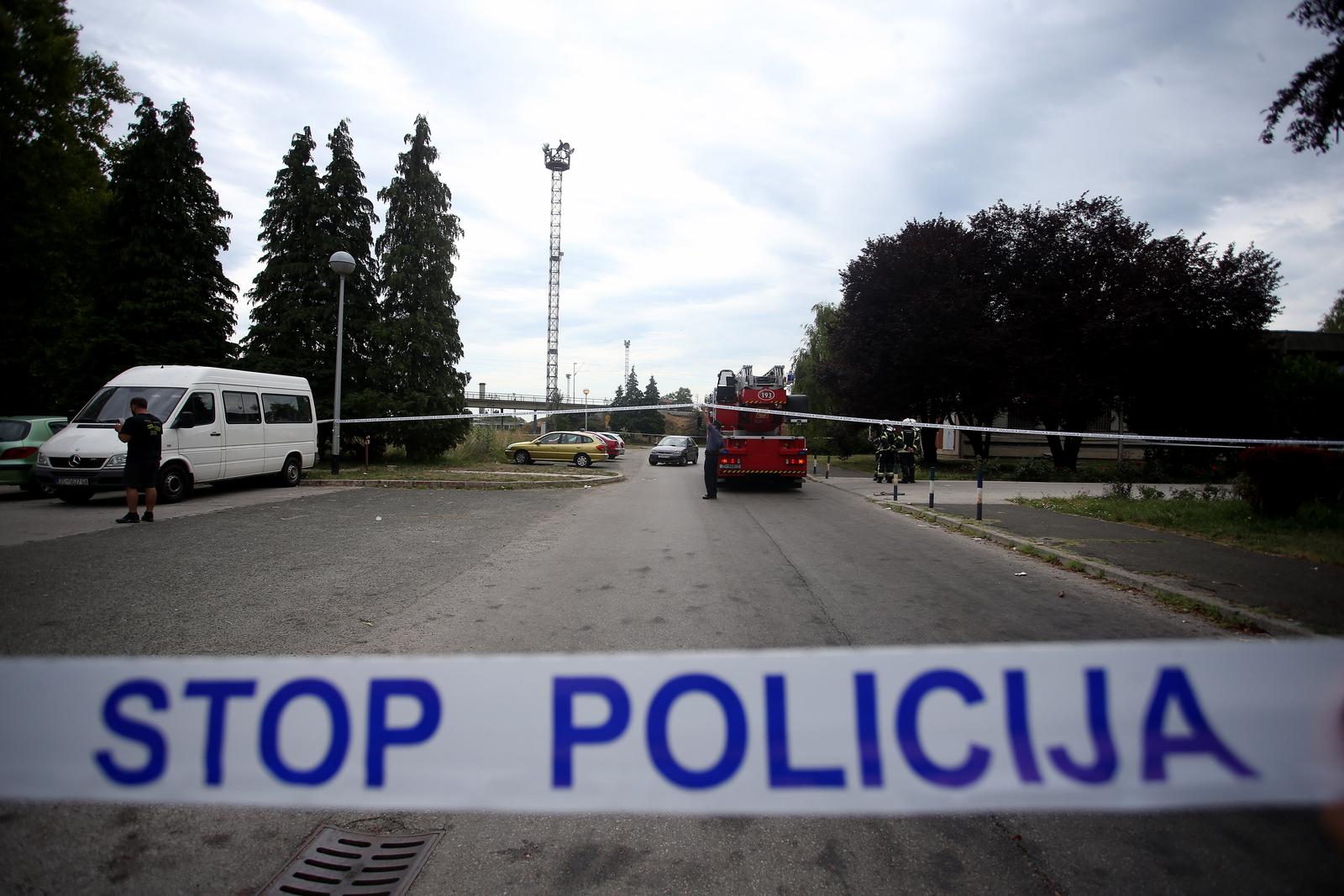 14.07.2017., Zagreb - Kod hotela Porin jedan od azilanata popeo se na vrh tornja, stavio omcu oko vrata te prijeti da ce se ubiti. Na teren je izasla policija te vatrogasci, a navodno je rijec o azilantu koji je prije godinu dana dosao iz Iraka."nPhoto: Igor Kralj/PIXSELL