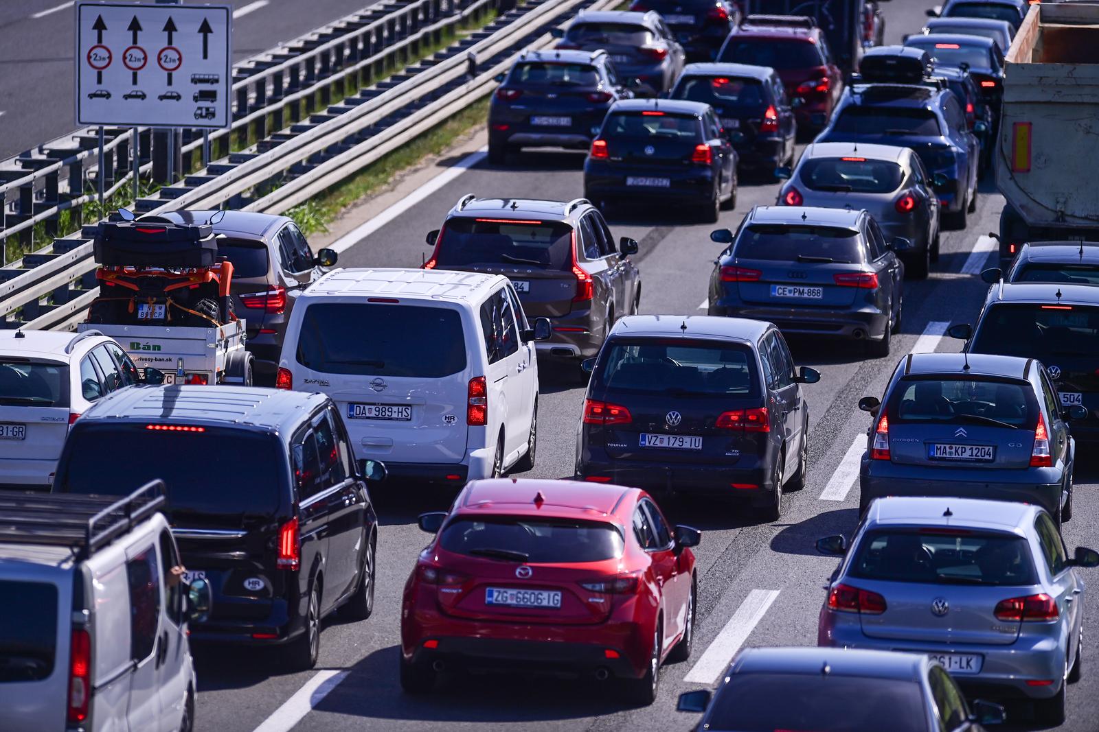14.07.2023., Zagreb - Guzve na naplatnoj postaji Lucko u smjeru mora i u smjeru Zagreba pred pocetak vikenda. Photo: Igor Soban/PIXSELL