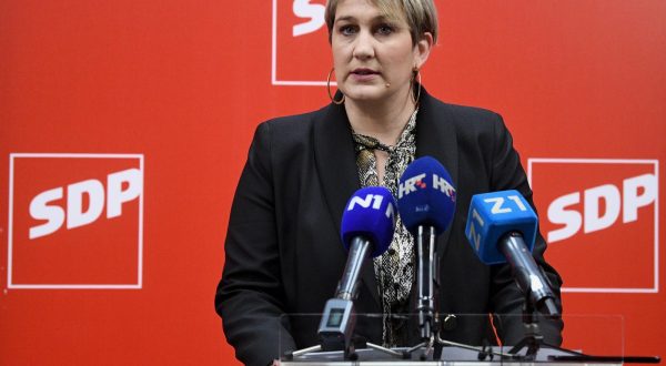 14.12.2021., Zagreb - Prije sjednice predsjednistva SDP-a, javnosti se obratio predsjednik stranke Pedja Grbin i gradonacelnica Supetra i clanica predsjednistva Ivana Markovic.  Photo: Marko Lukunic/PIXSELL