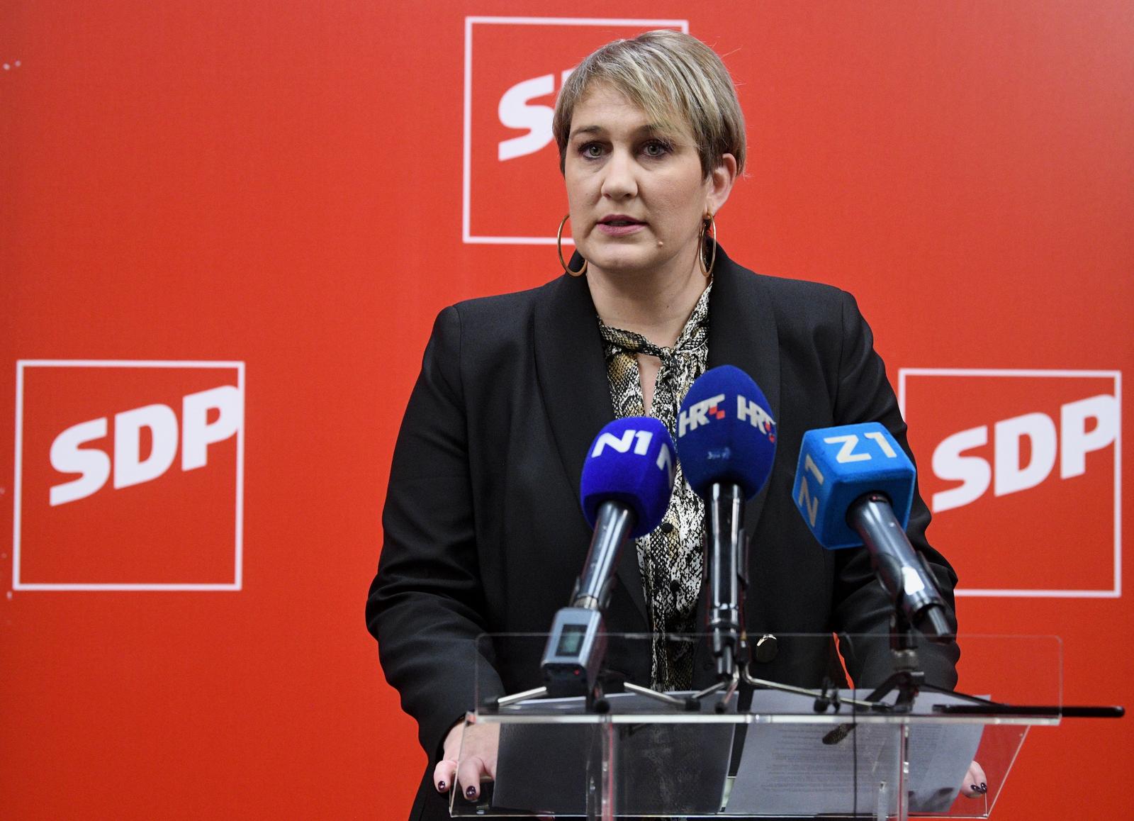 14.12.2021., Zagreb - Prije sjednice predsjednistva SDP-a, javnosti se obratio predsjednik stranke Pedja Grbin i gradonacelnica Supetra i clanica predsjednistva Ivana Markovic.  Photo: Marko Lukunic/PIXSELL
