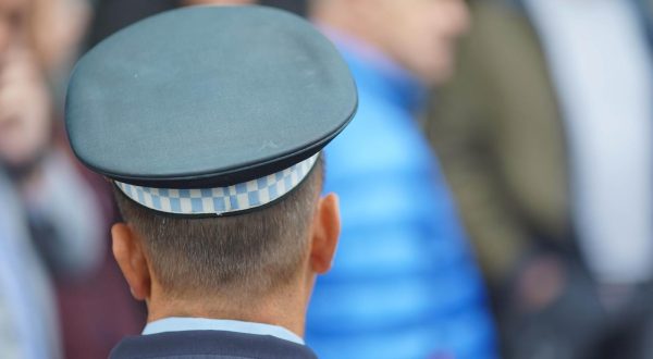 15.05.2023., Centar grada, Banja Luka (BiH)  Pripadnici MUP RS i sudska policija je danas uz pomoc tehnickih lica preuzela restoran Balkon u centru Banjaluke zbog ovrhe koji je nalozio Osnovni sud. Preuzimanje imovine se odvijalo uz prisustvo velikog broje policajaca ali i gradjana koji su dosli da podrze poznatog banjaluckog biznismena Zorana Milakovica, dosadasnjeg vlasnika lokala, a prisutan je bio i Stojan Malbasic, takodje ugledni biznismen, koji je postao novi vlasnik prostora. U pitanju je spor koji se pred sudovima vodio vise od 22 godine. Photo: Dejan Rakita/PIXSELL
