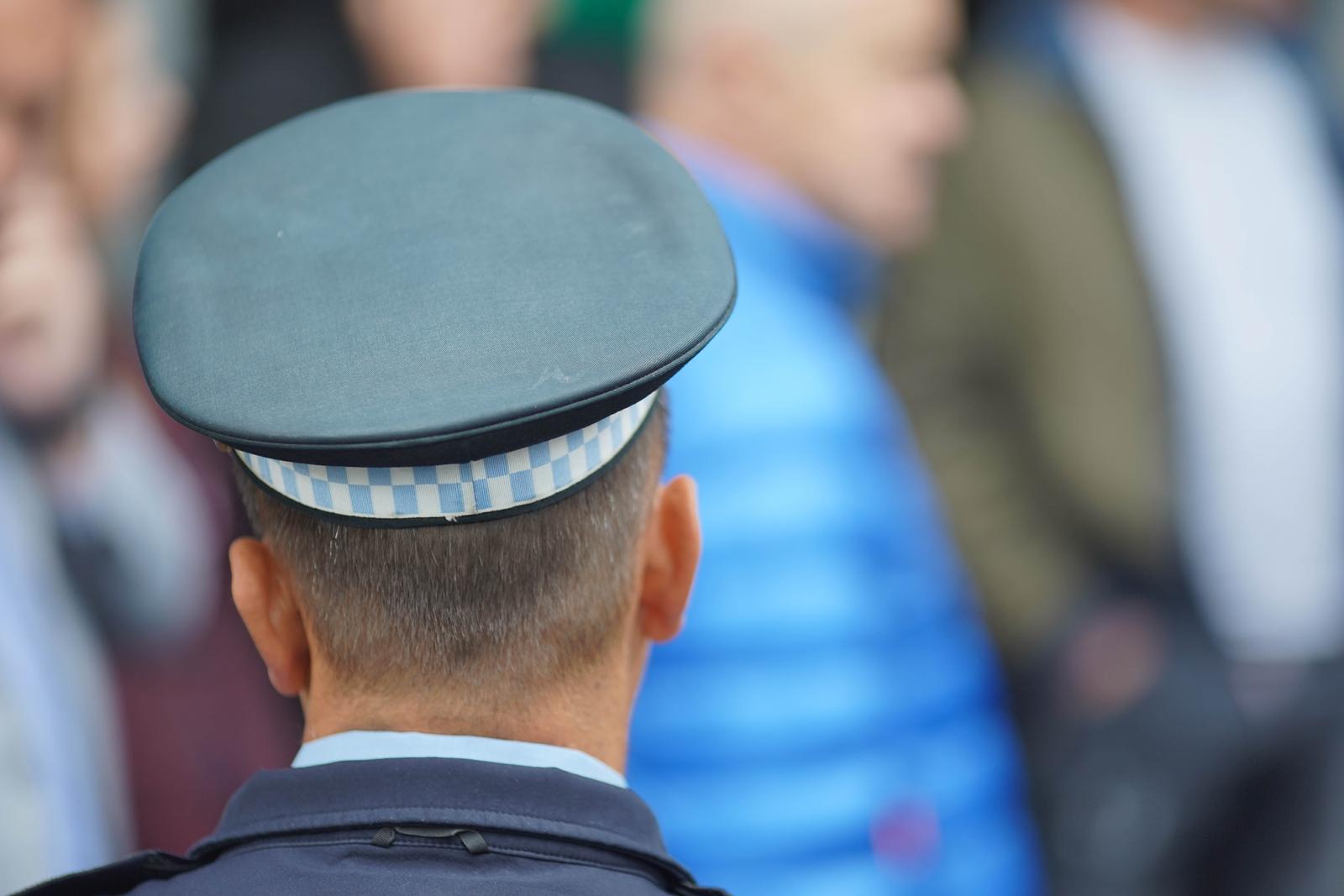 15.05.2023., Centar grada, Banja Luka (BiH)  Pripadnici MUP RS i sudska policija je danas uz pomoc tehnickih lica preuzela restoran Balkon u centru Banjaluke zbog ovrhe koji je nalozio Osnovni sud. Preuzimanje imovine se odvijalo uz prisustvo velikog broje policajaca ali i gradjana koji su dosli da podrze poznatog banjaluckog biznismena Zorana Milakovica, dosadasnjeg vlasnika lokala, a prisutan je bio i Stojan Malbasic, takodje ugledni biznismen, koji je postao novi vlasnik prostora. U pitanju je spor koji se pred sudovima vodio vise od 22 godine. Photo: Dejan Rakita/PIXSELL