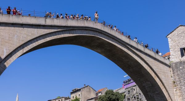 15.07.2023. Mostar -  Ekstremne vrucine s temperaturama zraka oko 40 stupnjeva danas su otezavale zivot u gradu na Neretvi. Brojni turisti ali i gradjani Mostara spas od vrucina su potrazili u Neretvi, jednoj od najhladnijih rijeka na svijetu cija temperatura rijetko predje 10 stupnjeva Celzijusa. 


 Photo: Denis Kapetanovic/PIXSELL