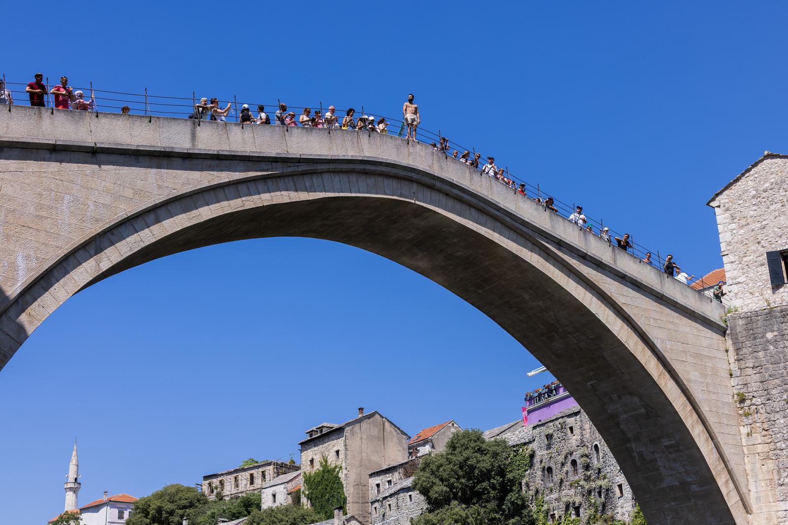 15.07.2023. Mostar -  Ekstremne vrucine s temperaturama zraka oko 40 stupnjeva danas su otezavale zivot u gradu na Neretvi. Brojni turisti ali i gradjani Mostara spas od vrucina su potrazili u Neretvi, jednoj od najhladnijih rijeka na svijetu cija temperatura rijetko predje 10 stupnjeva Celzijusa. 


 Photo: Denis Kapetanovic/PIXSELL