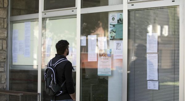 16.04.2020., Pula - rHrvatski zavod za zaposljavanje u Puli.  Vidno manje je ponudjenih poslova na ulaznim prozorima HZZ-a.rhttps://nacional.dev.aboutdream.io/iz-hzzo-a-uputili-obavijest-nezaposlenima-ako-zele-zadrzati-osiguranje/