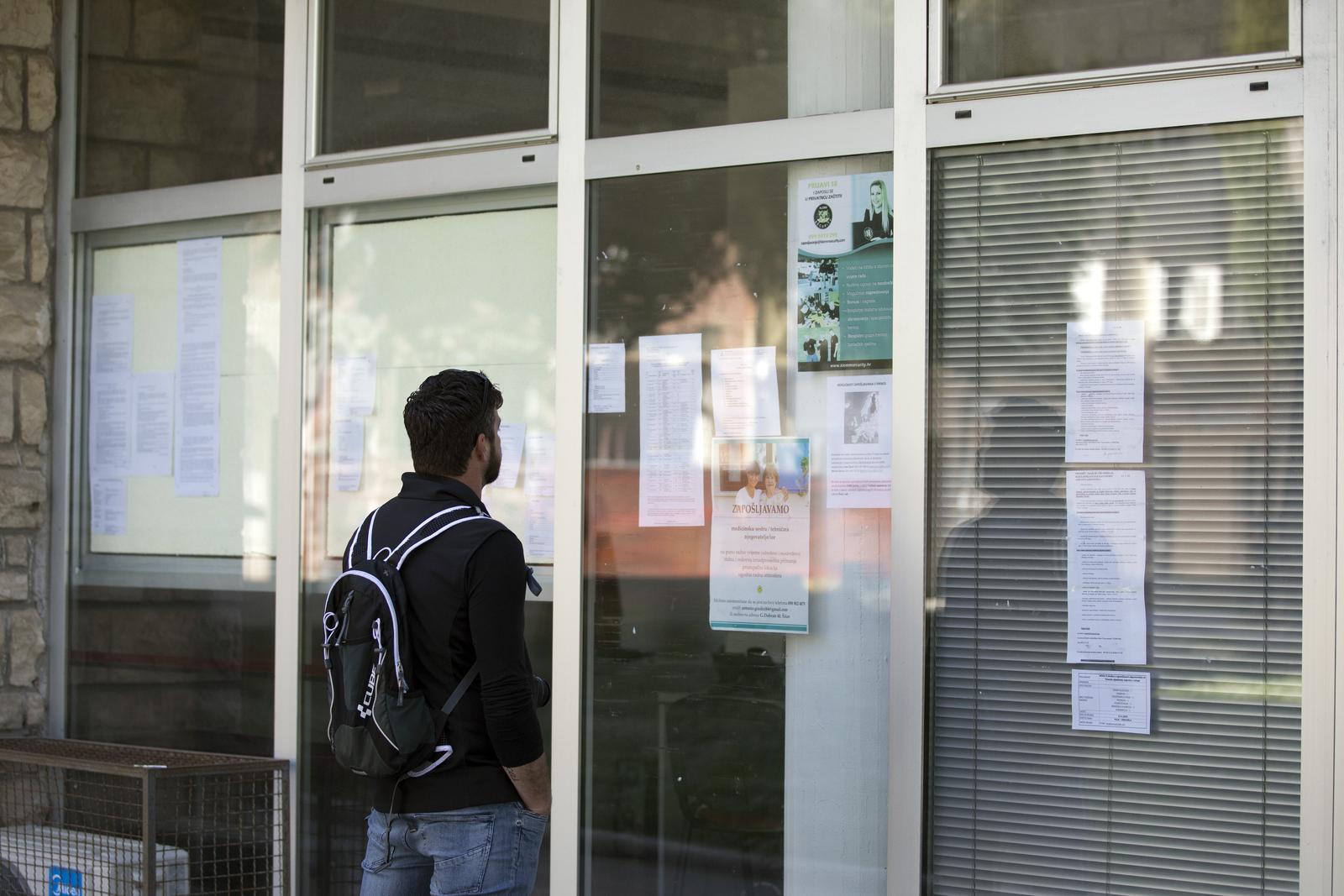 16.04.2020., Pula - rHrvatski zavod za zaposljavanje u Puli.  Vidno manje je ponudjenih poslova na ulaznim prozorima HZZ-a.rhttps://nacional.dev.aboutdream.io/iz-hzzo-a-uputili-obavijest-nezaposlenima-ako-zele-zadrzati-osiguranje/