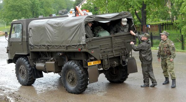 16.05.2014., Slavonski Samac- Sava prijeti izlijevanju u Slavonskom Samcu, pa je jutros zatrazena pomoc Hrvatske vojske, te je stiglo 100 vojnika. Bosanski Samac je u potpunosti poplavljen, a tamosnja civilna zastita odustala je od obrane. rPhoto: Ivica Galovic/PIXSELL