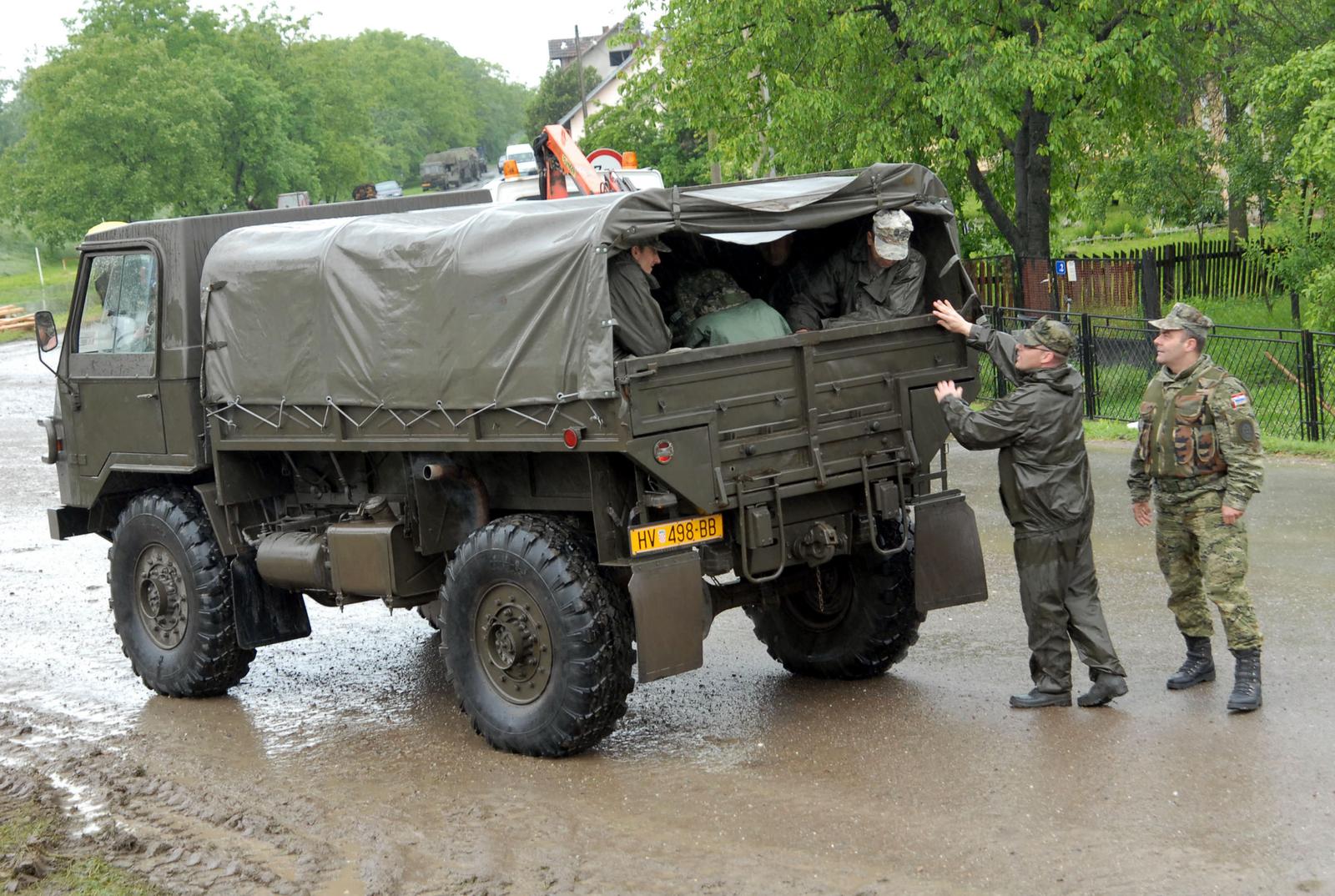 16.05.2014., Slavonski Samac- Sava prijeti izlijevanju u Slavonskom Samcu, pa je jutros zatrazena pomoc Hrvatske vojske, te je stiglo 100 vojnika. Bosanski Samac je u potpunosti poplavljen, a tamosnja civilna zastita odustala je od obrane. rPhoto: Ivica Galovic/PIXSELL