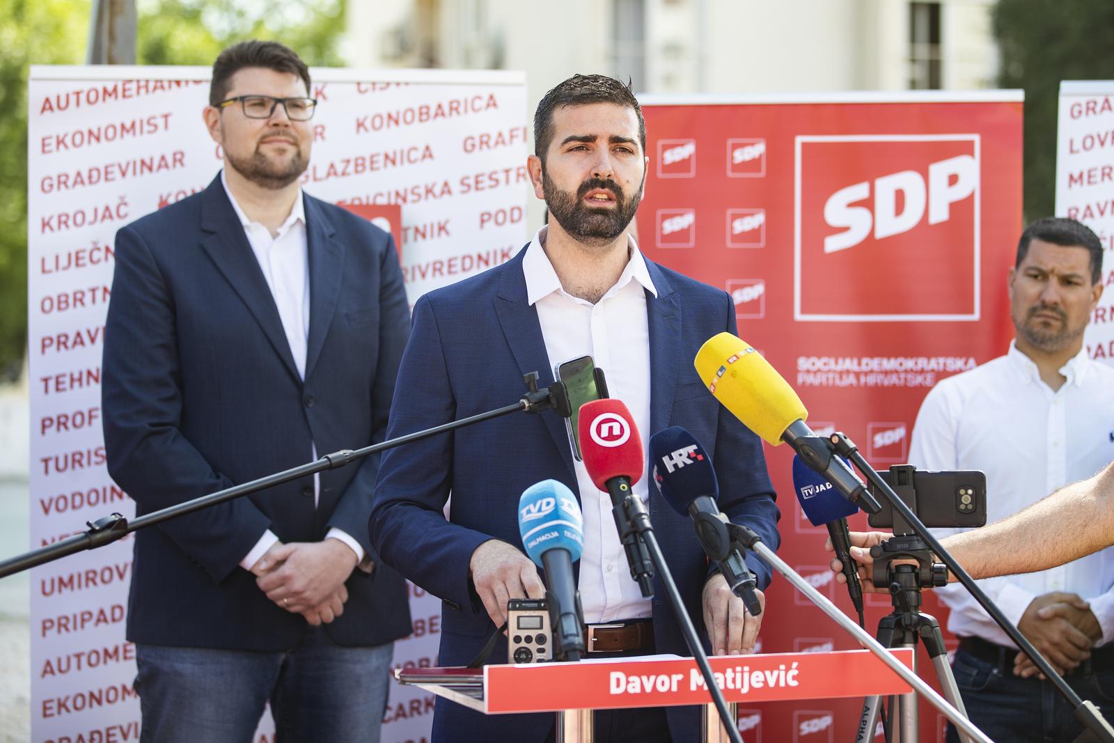 16.05.2022., Split - Na igralistu u kotaru Blatine SDP predstavio Davora Matijevica kao kandidata za Gradonacelnika Splita.
Peda Grbin, Davor Matijevic
Photo: Milan Sabic/PIXSELL Photo: Milan Sabic/PIXSELL