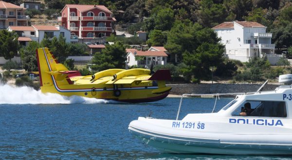 16.07.2023., Grebastica - Gaseci novi pozar u Grebastici piloti kanadera odsevljavali kupace na lokalnoj plazi svojim manevarskim sposobnostima. Photo: Hrvoje Jelavic/PIXSELL