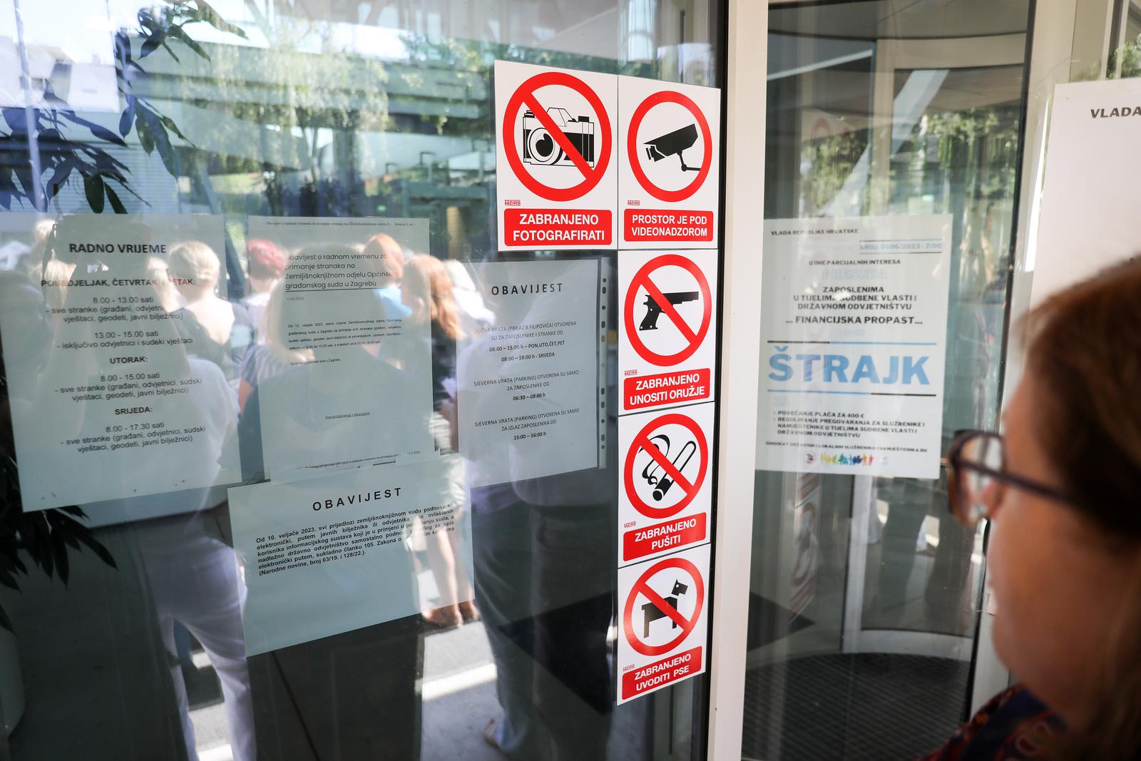 17.07.2023., Zagreb, Strajk pravosudnih sluzbenika od danas ulazi u radikalniju fazu, Drzavni sluzbenici isred Opcinskog gradjanskog suda, Zemljisni odjel Photo: Emica Elvedji/PIXSELL
