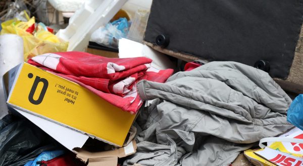18.05.2023.,Sibenik-Sibencani su svoje nezadovoljstvo cijenama i odvozom smeca i ostalog otpada glasno i jasno izrazili.Dali je njihovo nezadovoljstvo opravdano vidi se iz fotografija razbacanog otpada i smeca koje u gradskoj cetvrti Baldekin stoji neodvezeno vise od mjesec dana.Ima tu svega i svacega,od obuce,odjece,plasticne i kartonske ambalaze,djecjih igracaka do odbacenog namjestaja i ispilanih grana. Photo: Dusko Jaramaz/PIXSELL