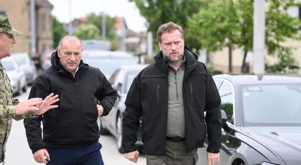 18.05.2023. Sisak - Uslijed puknuca nasipa poplavljena je udruga za terapijsko jahanje Kas. Konji su izvuceni na vrijeme, no unistene su stale i prostorije udruge. potpredsjednik Vlade i ministar branitelja Tomo Medved, ministar obrane Mario Banozic Photo: Igor Soban/PIXSELL
