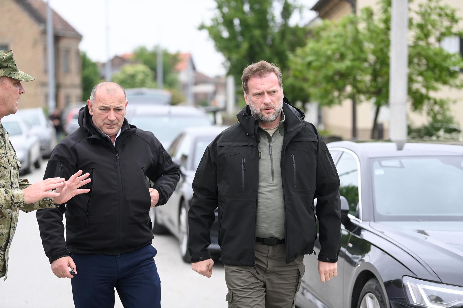 18.05.2023. Sisak - Uslijed puknuca nasipa poplavljena je udruga za terapijsko jahanje Kas. Konji su izvuceni na vrijeme, no unistene su stale i prostorije udruge. potpredsjednik Vlade i ministar branitelja Tomo Medved, ministar obrane Mario Banozic Photo: Igor Soban/PIXSELL