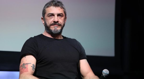 18.05.2023., Sibenik - Sarajevski glumac, aktivist, glazbenik i pilot Fedja Stukan predstavio je u kuci umjetnosti Arsen svoju autobiografiju Blank. Razgovor sa Stukanom moderirala je Olja Runjic, sibenska spisateljica i direktorica Medjunarodnog festivala suvremene knjizevnosti Sibenske knjizevne ure (SKURE). Photo: Dusko Jaramaz/PIXSELL