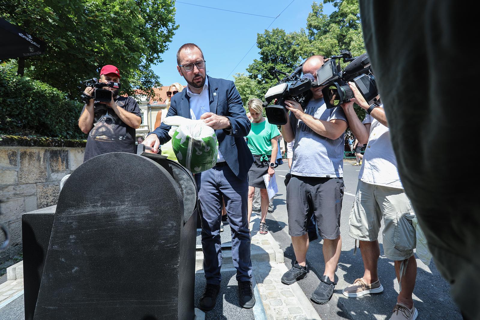 18.07.2023.,Zagreb, na Ilirskom trgu, gradonacelnik grada Zagreba Tomislav Tomasevic i zamjenici Danijela Dolenec i Luka Korlaet predstavili  nove podzemne spremnike za otpad i nove znacajke aplikacije „RazvrstajMojZG
 Photo: Robert Anic/PIXSELL