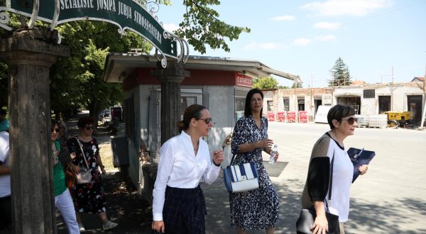 18.07.2023. Petrinja, Brace Hanzek 19, Gradska uprava -  ministrica kulture i medija Nina Obuljen Korzinek prisustvovala je radnom sastanku sa petrinjskom gradonacelnicom Magdalenom Komes, nakon kojeg su obisle radove na obnovi zgrada ostecenih potresom a koji se obnavljaju temeljem Programa cjelovite obnove kulturno-povijesne cjeline grada Petrinje. Photo: Edina Zuko/PIXSELL
