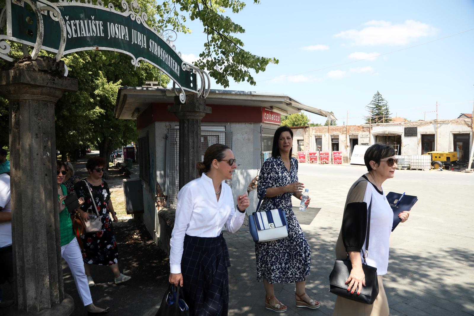 18.07.2023. Petrinja, Brace Hanzek 19, Gradska uprava -  ministrica kulture i medija Nina Obuljen Korzinek prisustvovala je radnom sastanku sa petrinjskom gradonacelnicom Magdalenom Komes, nakon kojeg su obisle radove na obnovi zgrada ostecenih potresom a koji se obnavljaju temeljem Programa cjelovite obnove kulturno-povijesne cjeline grada Petrinje. Photo: Edina Zuko/PIXSELL