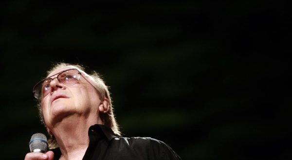 29.04.2008., Zagreb - Koncert Arsena Dedica u KD Vatroslav Lisinski. Arsen Dedic Photo: Sanjin Strukic/PIXSELL