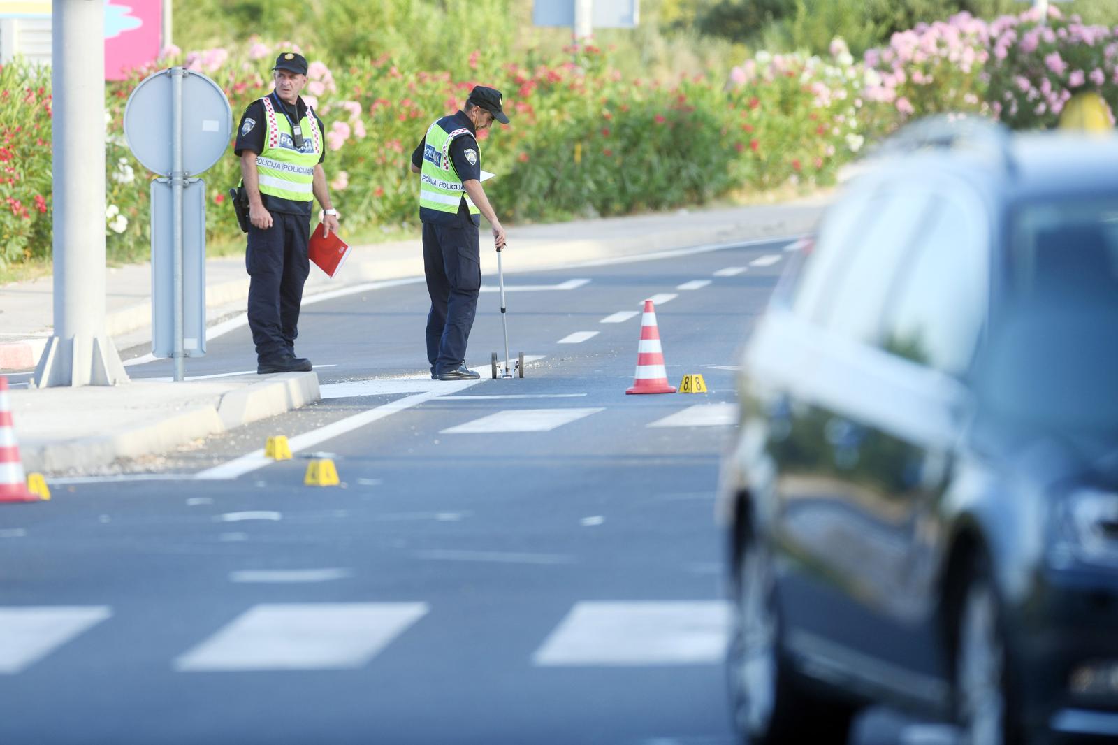 19.07.2023., Sibenik - Policijski sluzbenisi prometne policije obavljaju ocevid na mjestu prometne nesrece u kojoj su sudjelovali automobil i pjesak. Photo: Hrvoje Jelavic/PIXSELL